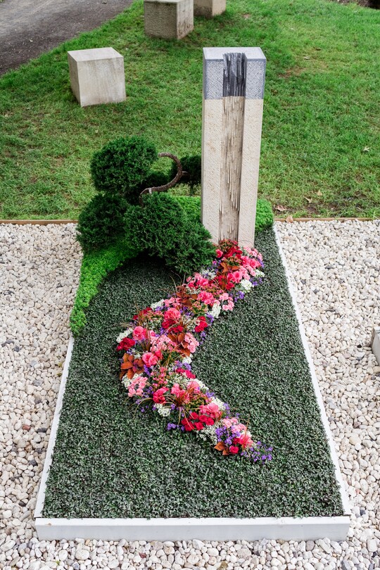 Den Ehrenpreis der Friedhof Treuhand Berlin Dauergrabpflegegesellschaft mbH (FTB) fr erfolgreiche Nachwuchsgrtnerinnen erhielt Verena Goldberg von der Friedhofsgrtnerei Haag aus Stuttgart 