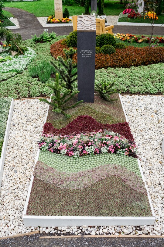 Eine Groe Goldmedaille der DBG fr die beste Gestaltung einer Einzelwahlgrabstelle ging an die Ausstellergemeinschaft Blumen Busch aus Worms, Christoffel Blumenhaus und Friedhofsgrtnerei aus Pirmasens, Blumen Koch-Christmann aus Kaiserslautern und Blumen Schmitt aus Worms 