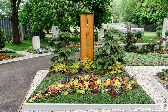 Den Ehrenpreis der Rheinischen Treuhandstelle fr Dauergrabpflege GmbH fr ein Wechselbeet in einer besonderen Pflanzenkombination erhielt Blumen Ellinger aus Stuttgart.