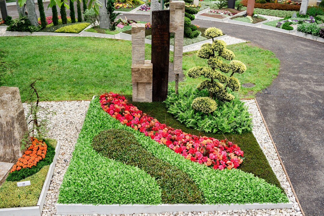 Den Ehrenpreis der Gesellschaft fr Dauergrabpflege Westfalen-Lippe mbH fr eine farbstarke Gestaltung eines Wechselbeets erhielt Blumen Krisam aus Solingen 