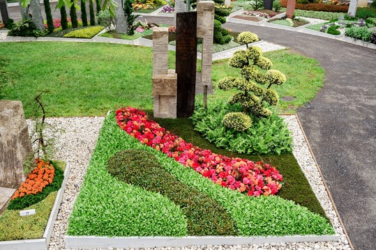 Den Ehrenpreis der Gesellschaft fr Dauergrabpflege Westfalen-Lippe mbH fr eine farbstarke Gestaltung eines Wechselbeets erhielt Blumen Krisam aus Solingen 