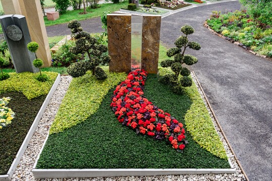 Den Ehrenpreis der Treuhandstelle fr Dauergrabpflege Niedersachsen/Sachsen-Anhalt GmbH fr die gelungene Gesamtgestaltung einer zweistelligen Wahlgrabstelle erhielt Friedhofsgrtnerei Hellekamps aus Viersen.