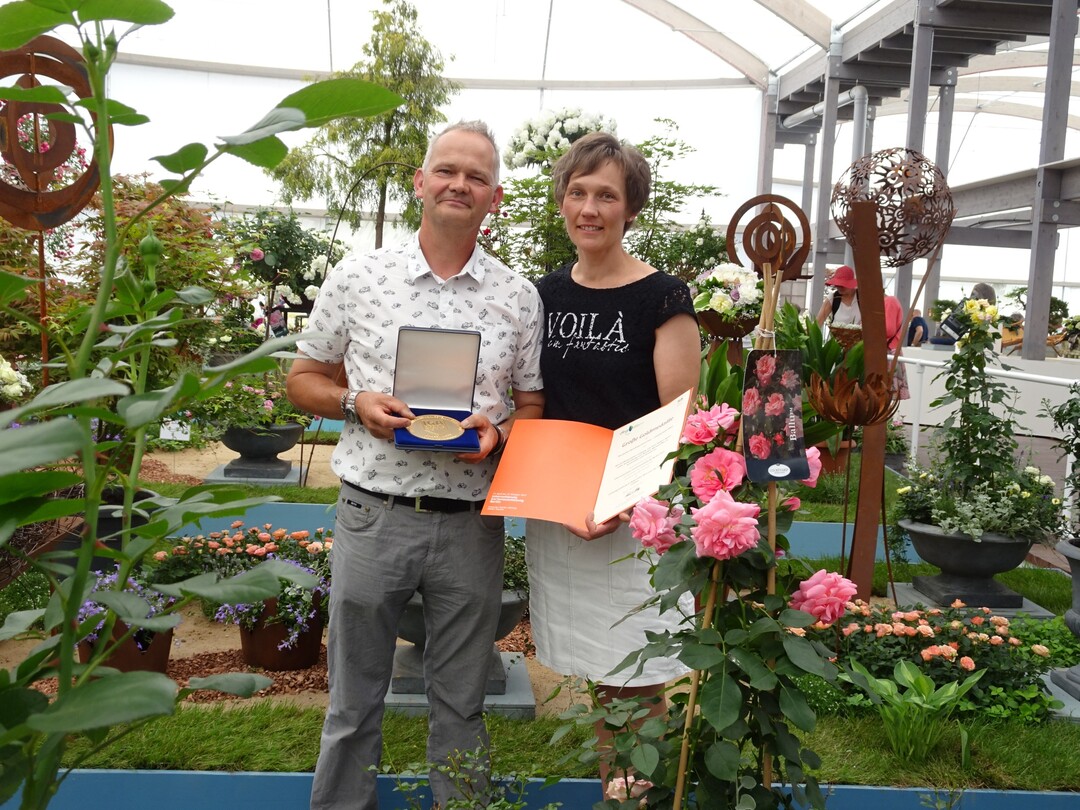 Odette und Bert von der Forst wurden fr den professionellen Umgang mit dem Hallen-Raum unter Verwendung von floralen Werkstoffen in Kontrasten und Strukturen mit der Groen Goldmedaille der Deutschen Bundesgartenschau-Gesellschaft geehrt.