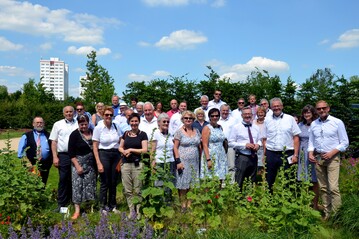  Im Rahmen der begleitenden Fhrung ber das Gelnde der IGA betonte Mertz die Bedeutung von Gartenschauen.