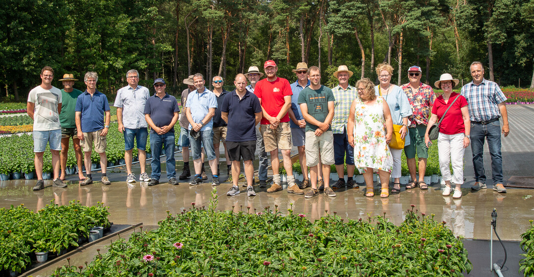 Marc Peters (l.) zeigte und diskutierte mit den Teilnehmern der BdS-Sommerreise im betrieb Cox ber den nachhaltigen Gartenbau.