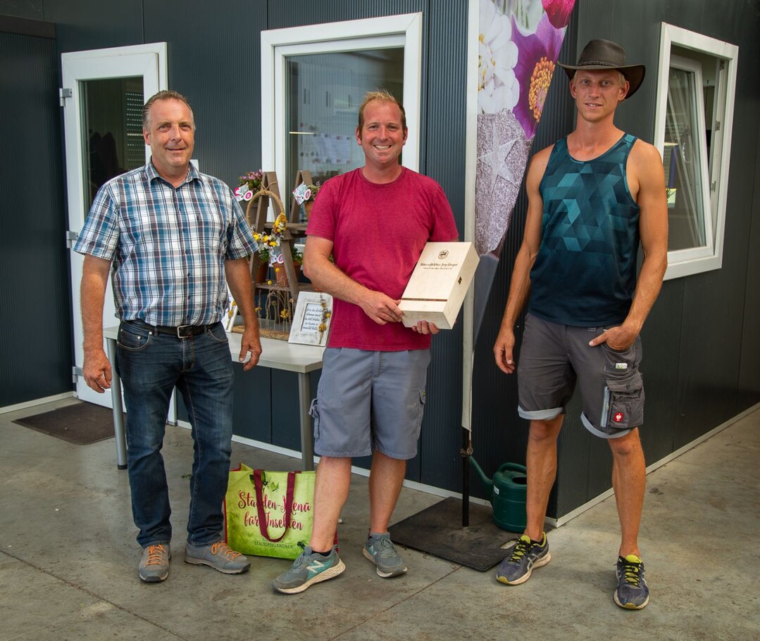 Gute Stimmung und offene Gesprche zeichneten den Besuch im Betrieb von Christan Heufs (m.), Geldern, aus. Michael Moll (l.) dankte ihm fr die interessante Fhrung.