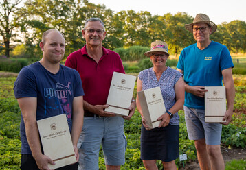 Bei Hchsttemperaturen gab es fr die gewhlten Ehrenamtlichen im BdS ausnahmsweise Wein statt Blumen. Von links: Adrian Volkmann, Martin Hussermann, Kordula und Martin Becker.