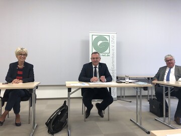  Tagung des ZVG-Prsidiums in der Bildungssttte Grnberg (von links): ZVG-Vizeprsidentin Eva Khler-Theuerkauf, ZVG-Prsident Jrgen Mertz, ZVG-Vizeprsident Wilhelm Bck.