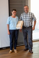 Dr. Elke Ueber gibt die Leitung des BdS-Arbeitskreises versuchswesen Stauden ab und begleitet ihn kommissarisch bis zur Neuwahl 2023. Michael Moll dankte ihr herzlich für die kompetente und engagierte Unterstützung der Staudengärtner.