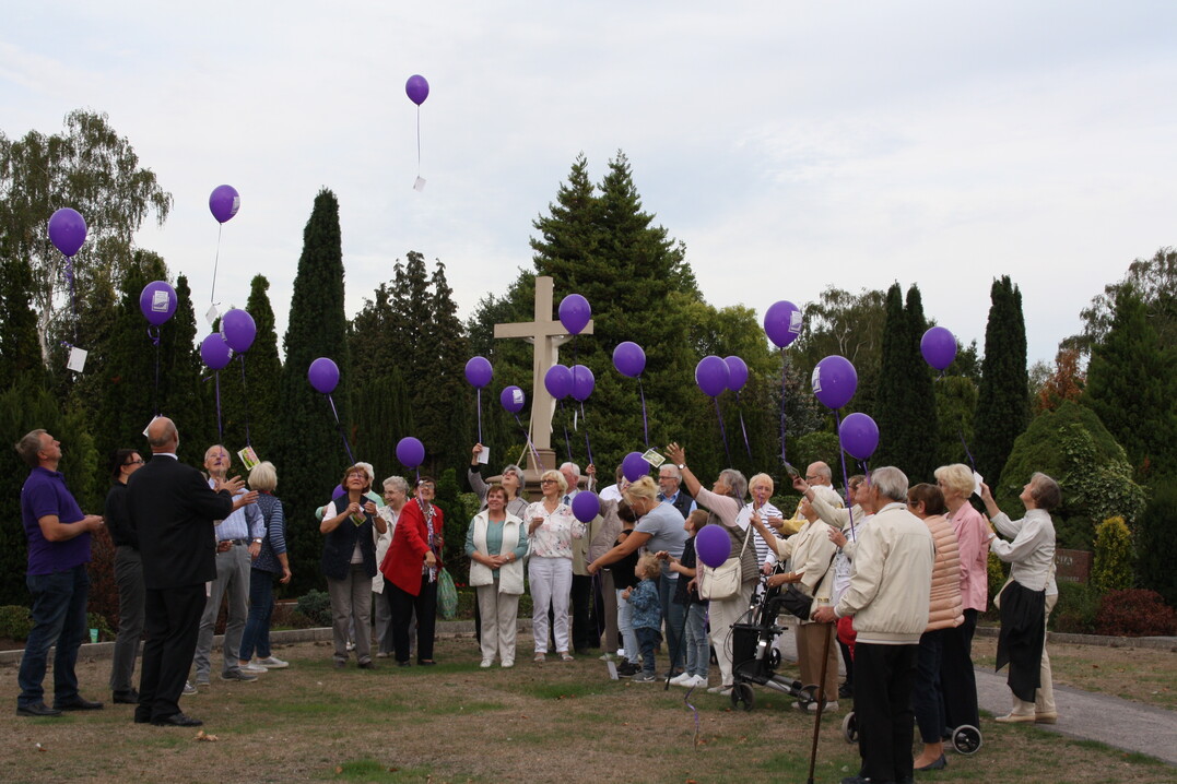 Hauptveranstalter Friedhofsgärtnerei Seppelfricke bereitete eine besondere Aktion für die Besucher vor – lilafarbenen Luftballons stiegen mit guten Wünschen an Verstorbene empor.