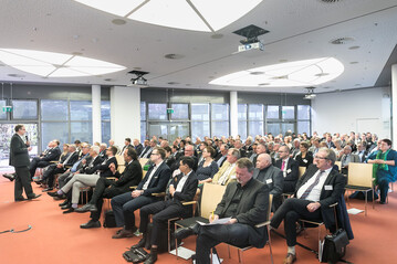 Unter dem Motto Cybersicherheit im Gartenbau beleuchteten eine Vortragsreihe und Podiumsdiskussion Gefahren aus dem Netz und Schutzmglichkeiten. Hier: Olaf Borries, ZAC Berlin.
