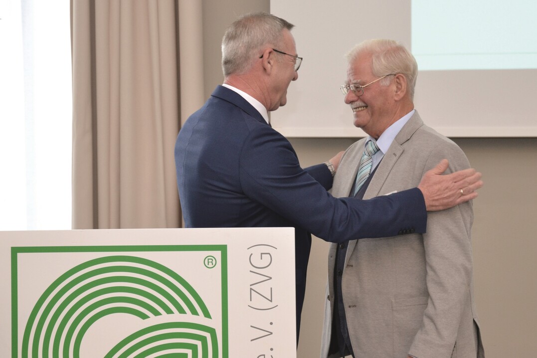 ZVG-Präsident Jürgen Mertz überreicht Siegfried Dann die Goldene Ehrennadel des ZVG für seine herausragenden Dienste im Gartenbau.
