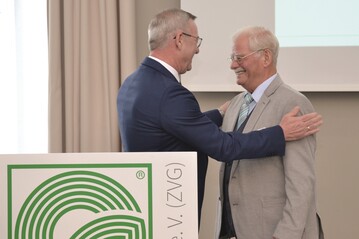 ZVG-Prsident Jrgen Mertz berreicht Siegfried Dann die Goldene Ehrennadel des ZVG fr seine herausragenden Dienste im Gartenbau.