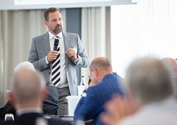 Generalsekretr Bertram Fleischer berichtet ber die Verbandsarbeit des Zentralverbands Gartenbau.