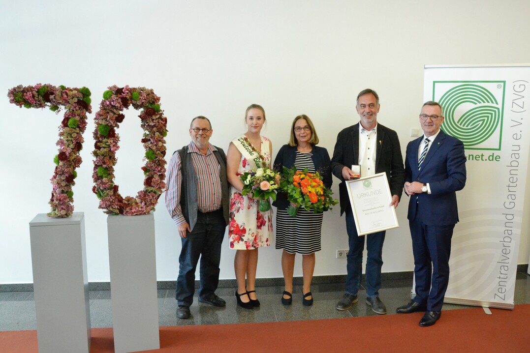 Im Rahmen des Deutschen Gartenbautages 2018 erhielt Karl Heinz Compes die Ehrenmedaille des ZVG in Gold. (v. l. n. r.: Matthias Bremkens, BVZ-Vorsitzender, Deutsche Blumenfee 2018/19, Iris Compes, Karl Heinz Compes, ZVG-Prsident Jrgen Mertz)