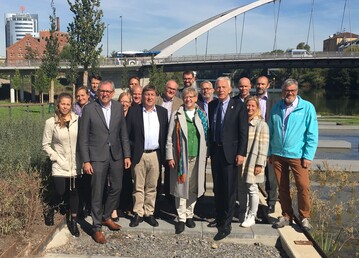 Der Aufsichtsrat der BUGA Mannheim 2023 auf dem Gelnde der BUGA Heilbronn 2019. Mannheims Oberbrgermeister Dr. Peter Kurz (4. von links), Heilbronns Oberbrgermeister Harry Mergel (5. von rechts), Hanspeter Faas, Geschftsfhrer der Bundesgartenschau Heilbronn 2019 GmbH (rechts)