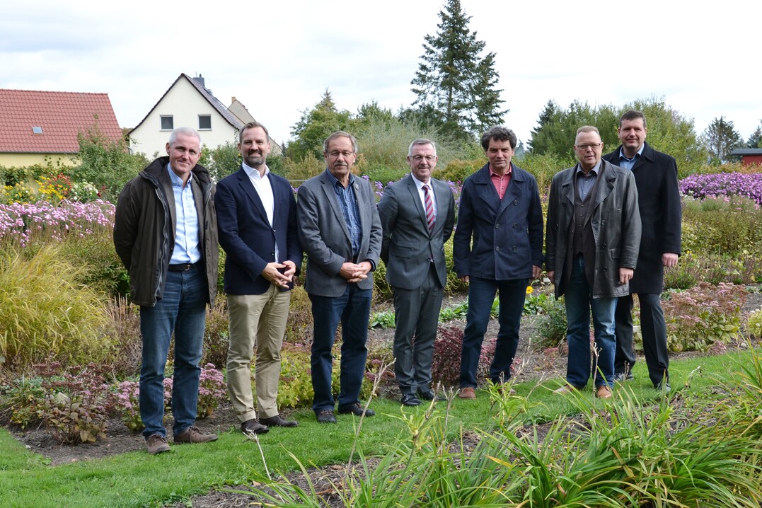 Von der Vielfalt und Wirtschaftskraft des deutschen Gartenbaus konnte sich Staatssekretär Michael Stübgen beim Besuch der Staudengärtnerei Manig überzeugen, von links: Dr. Andreas Jende, Geschäftsführer des Landesverbandes Gartenbau Berlin-Brandenburg, ZVG-Generalsekretär Bertram Fleischer, Dr. Klaus Henschel, Präsident des Landesverbandes Gartenbau Berlin-Brandenburg, ZVG-Präsident Jürgen Mertz, Inhaber Klaus-Peter Manig, Michael Stübgen, Thomas Lehmann, CDU-Kreistagsvorsitzender Elbe-Elster