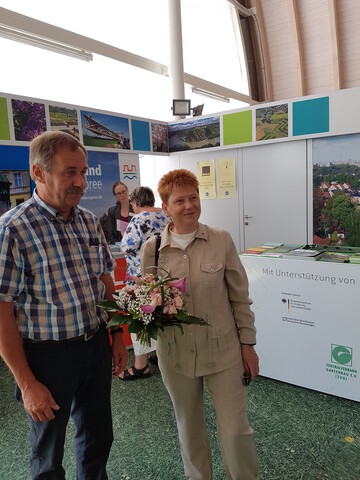 Der Prsident des Gartenbauverbandes BerlinBrandenburg, Klaus Henschel, und die Vizeprsidentin des Deutschen Bundestages, Petra Pau diskutierten die Kernanliegen des Gartenbaus auf der IGA Berlin.
