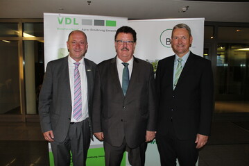 VDL-Prsident Markus W. Ebel-Waldmann (links) und BHGL-Prsident Marc-Guido Megies (rechts) begrten den Parlamentarischen Staatssekretr Hans-Joachim Fuchtel (Bildmitte) beim gemeinsamen Parlamentarischen Abend.