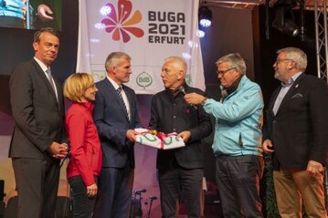 (v.l.) Lutze von Wurmb (Vorsitzender DBG), Kathrin Wei (BUGA Erfurt 2021), OB Andreas Bausewein (Erfurt), OB Harry Mergel (Heilbronn), Hanspeter Faas (BUGA Heilbronn 2019), Jochen Sandner (DBG).