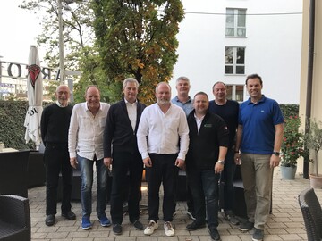 Der Vorstand des Fachverbandes mit Geschftsfhrer (stehend v.l.n.r.): Wilhelm Hfer, Jrgen Herrmannsdrfer, Thomas Helk, Stefan Gentzen (Geschftsfhrer), Roger Pfeiffer, Frank Hutzel, Alexander Hildebrand und Christian Engelke (Vorsitzender).