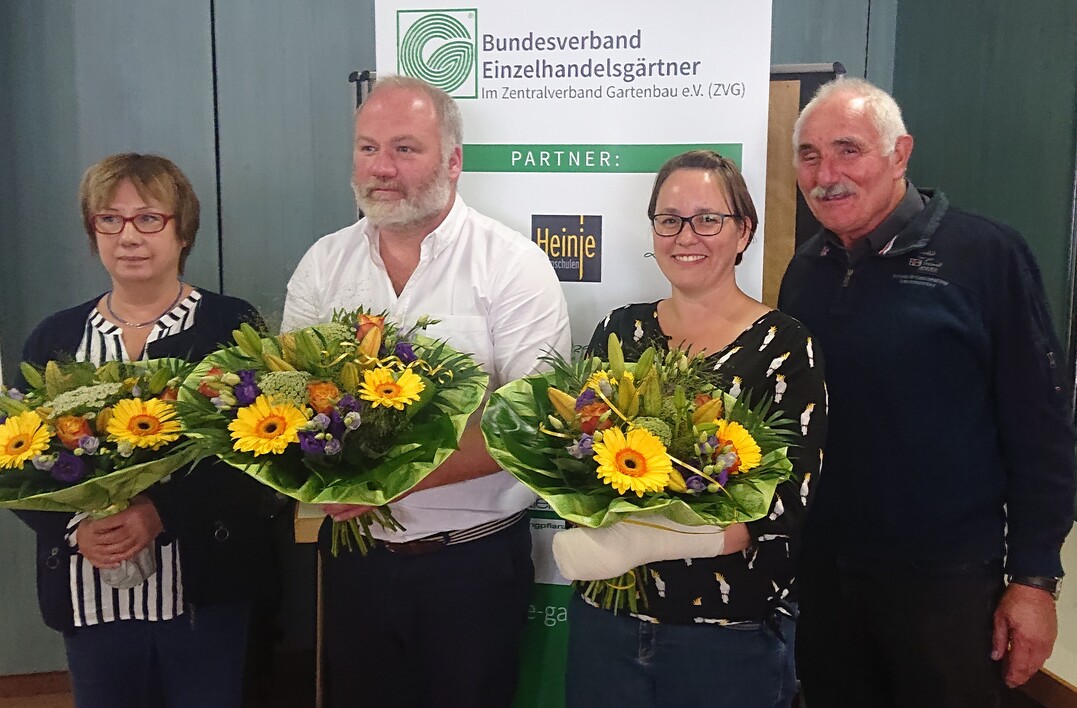  Reiner Hpken (1.von rechts) bedankte sich bei Stefan Gentzen (2. von links) fr die geleistete Arbeit. Die Geschftsstelle des BVE besteht in Zukunft aus Nadine Lechner (2. von rechts) und Marion Fiebig (1. von links).