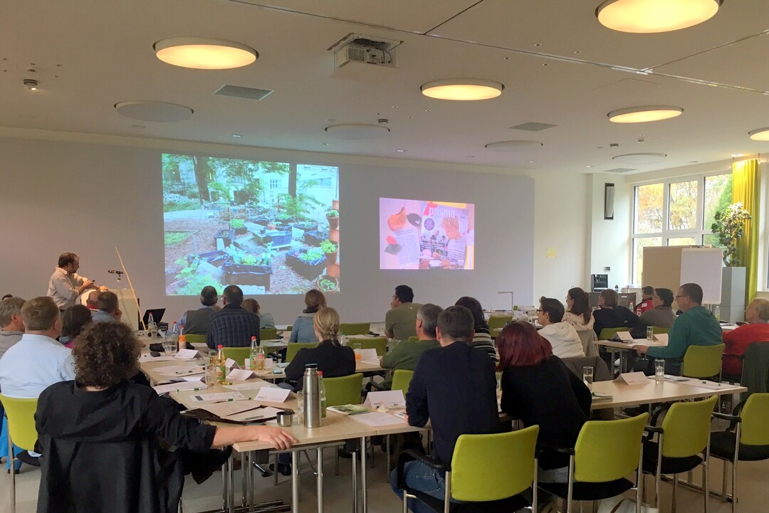 Prof. Marcel Robischon von der HU-Berlin stellte Teilnehmern die IGA-Workcamps vor.