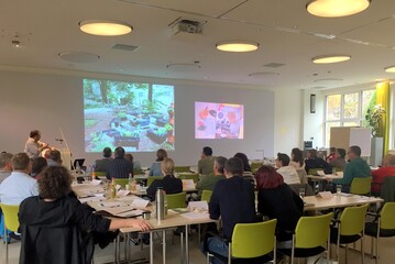 Prof. Marcel Robischon von der HU-Berlin stellte Teilnehmern die IGA-Workcamps vor.