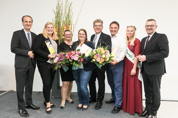 Thomas Windmller vom BMEL ehrte auf der Festveranstaltung des Deutschen Gartenbautages in Berlin die Preistrger des Deutschen Innovationspreises Gartenbau 2017 des BMEL.