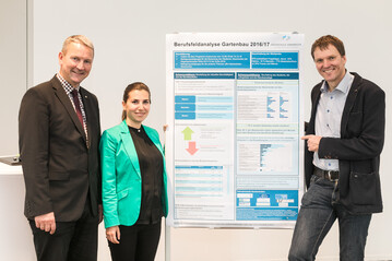 von links: BHGL-Prsident Marc-Guido Megies, Larisa Chvartsman, Referentin fr Bildung und Forschung des ZVG, Prof. Dr. Ulrich Enneking, Fachgebiet Agrarmarketing, Hochschule Osnabrck