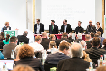 Unter dem Motto ZUKUNFT in ARBEIT beleuchteten eine Vortragsreihe und Podiumsdiskussion Fragen zur Arbeitswelt des Deutschen Gartenbaus von morgen. Von links: Tim Jacobsen, Prof. Dr. Ulrich Enneking, Dr. Max Neufeind, Dr. Stephan Meyerding, Holger Strunk, Bernd Hoffstedde, Prof. Dr. Karin Schnitker