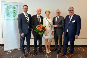 Hartmut Weimann wurde in der Mitgliederversammlung des ZVG mit berzeugender Mehrheit fr weitere drei Jahre als Vizeprsident des ZVG wiedergewhlt. Von links: Generalsekretr Bertram Fleischer, Hartmut Weimann, Deutsche Blumenfee Lisa Bartels, Prsident Jrgen Mertz, Vizeprsident Wilhelm Bck