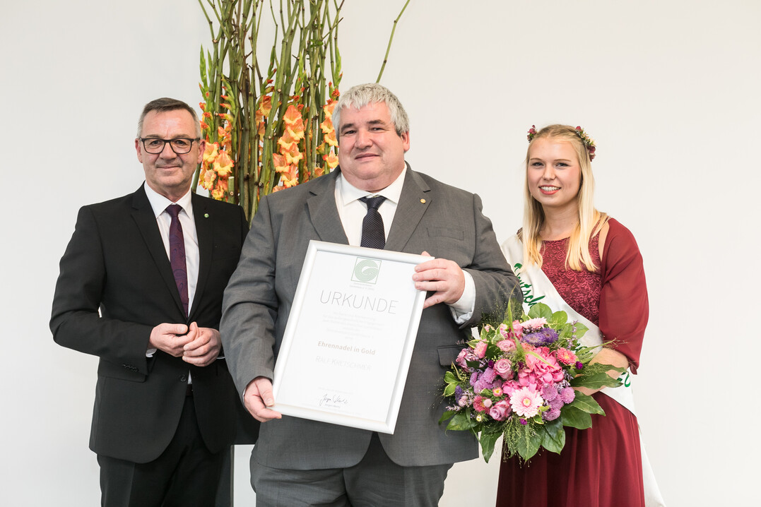 Im Rahmen des Deutschen Gartenbautags verlieh ZVG-Prsident Mertz Ralf Kretschmer die Ehrennadel in Gold fr sein auerordentliches Engagement als Vorsitzender im Ausschuss fr Bildungspolitik und Berufsbildung. Von links: Jrgen Mertz, Ralf Kretschmer, Deutsche Blumenfee Lisa Bartels