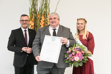 Im Rahmen des Deutschen Gartenbautags verlieh ZVG-Prsident Mertz Ralf Kretschmer die Ehrennadel in Gold fr sein auerordentliches Engagement als Vorsitzender im Ausschuss fr Bildungspolitik und Berufsbildung. Von links: Jrgen Mertz, Ralf Kretschmer, Deutsche Blumenfee Lisa Bartels