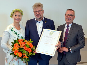 Karl Wolf (Mitte) erhielt die Groe Ehrenmedaille des ZVG in Gold, hier mit der Deutschen Blumenfee Lisa Bartels und ZVG-Prsident Jrgen Mertz