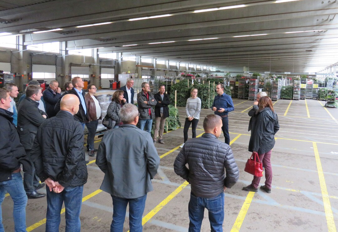 Teilnehmer der FGJ-Tagung besuchen das Logistikzentrum der Dehner Garten-Center-Gruppe in Rain.