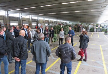 Teilnehmer der FGJ-Tagung besuchen das Logistikzentrum der Dehner Garten-Center-Gruppe in Rain.
