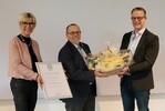 ZVG-Vizepräsidentin Eva Kähler-Theuerkauf und BVZ-Präsident Frank Werner ehren Matthias Bremkens mit der Ehrennadel in Gold des ZVG.