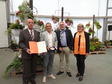  Wolfgang Prtner (2.v.l.) freute sich ber die hohen Auszeichnungen. Links neben ihm Volker Schmitt, Prsident des Landesverbandes Gartenbau Rheinland-Pfalz, sowie Renate Behrmann und Jochen Sandner.