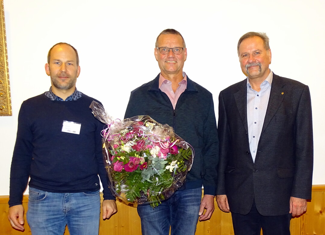Der Stellvertretende Vorsitzende Stefan Kanders (l.) und der scheidende Vorsitzende Gerhard Friedrich (r.) beglückwünschen den neuen Azerca-Vorsitzenden Matthias Küppers zu seiner Wahl.