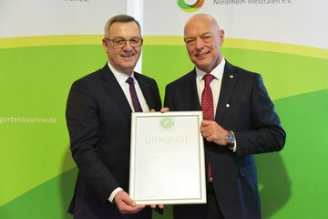 Im Rahmen der Delegiertenversammlung des Landesverbandes Gartenbau NRW ehrte ZVG-Prsident Mertz (l.) Gnter Bayer (r.) mit der Ehrennadel in Silber des ZVG.