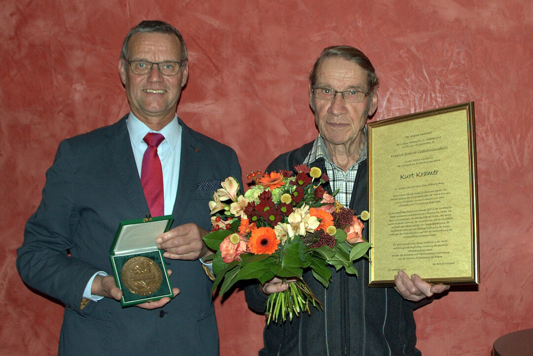 Dem Zchter Kurt Kramer haben die Azercabetriebe viel zu verdanken. Matthias Kppers (l.) zeichnete ihn im Jahr der Callune mit der Friedrich-Scherrer-Gedchtnis-Medaille aus