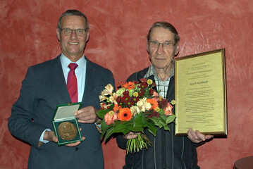Dem Zchter Kurt Kramer haben die Azercabetriebe viel zu verdanken. Matthias Kppers (l.) zeichnete ihn im Jahr der Callune mit der Friedrich-Scherrer-Gedchtnis-Medaille aus