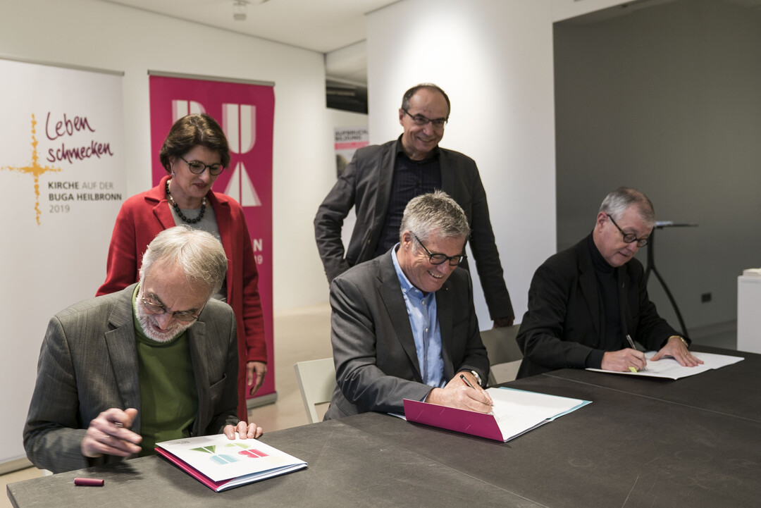 In der Heilbronner Inselspitze unterzeichneten (vorn, v. l. n. r.) Mayer, Faas, und Rossnagel den Partnervertrag.