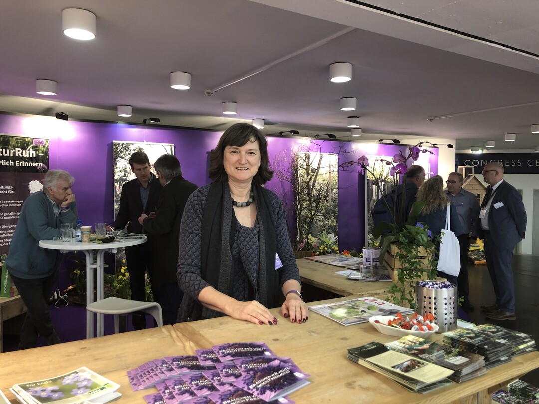BdF-Vorsitzende Birgit Ehlers-Ascherfeld am farbenfrohen Stand des Bundes deutscher Friedhofsgrtner.