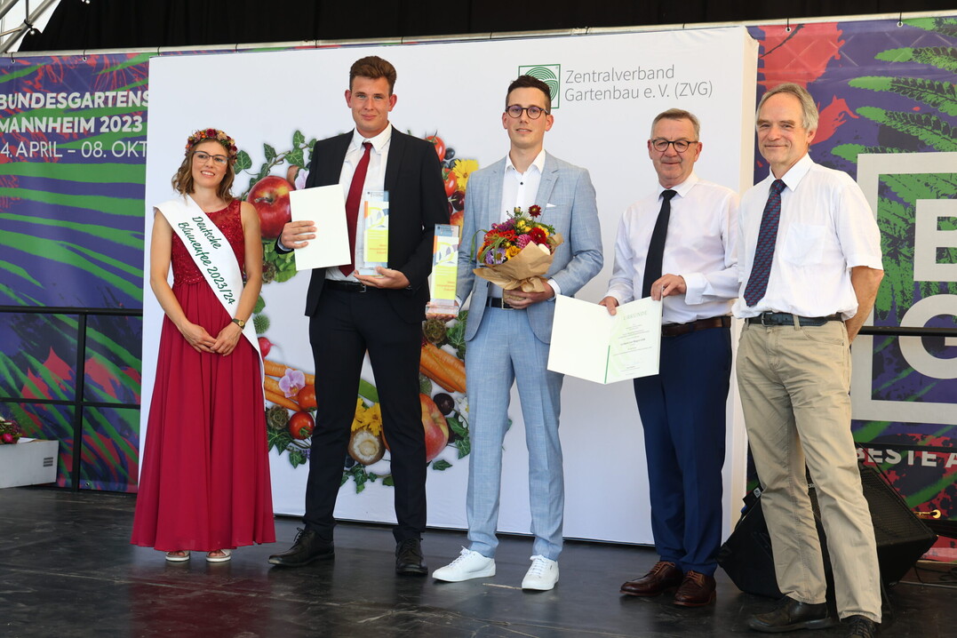 Ehrung der Preistrger des Deutschen Innovationspreises Gartenbau 2023 auf dem Deutschen Gartenbautag in Mannheim. Von links: Deutsche Blumenfee 2023/24 Kathrin Khler, Max Geers, Thomas van Megen, ZVG-Prsident Jrgen Mertz, BMEL-Vertreter Dr. Thomas Schmidt