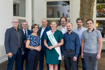 Die Referenten der ffentlichen Mitgliederversammlung zeigten die unterschiedlichen Facetten der KI-Thematik auf.

Von links: Dr. Holger Schmidt, ZVG-Prsident Jrgen Mertz, Prof. Jana Zinkernagel, Jrg Hernando Gotthardt, Deutsche Blumenfee 2022/23 Regina Haindl, Stefan Obser, Marc Schubhan, Dr. Klaus Mller und Florian Haselbeck.
