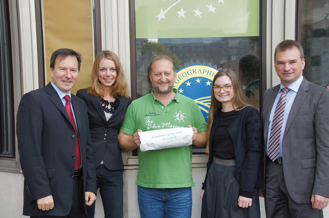 Warben bereits 2014 bei Vertretern der Europäischen Kommission für den Schutz der geografischen Angabe für die 7-Frischekräuterkomposition „Frankfurter Grüne Soße“: (von links: Thomas Södler, Julia Stark, Rainer Schecker, Madeleine Altenhein, Peter Klingmann vor dem Gebäude der GD Landwirtschaft der Europäischen Kommission mit dem Produkt „Frankfurter Grüne Soße“)