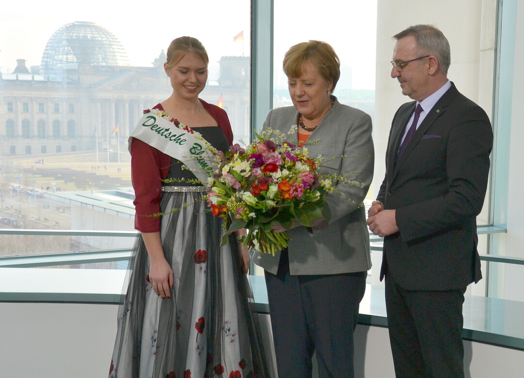 In guter Tradition überbrachten die amtierende Deutsche Blumenfee und ZVG-Präsident Jürgen Mertz Bundeskanzlerin Angela Merkel florale Valentinsgrüße.