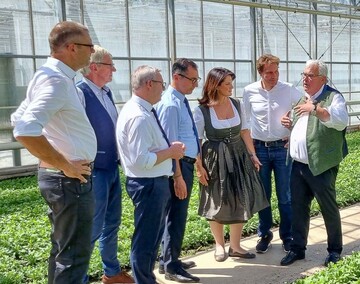 Tauschten sich ber die Belange und Herausforderungen des Gartenbau aus (v.l.: Christian Ufen (Vorsitzender der Bundesfachgruppe Gemsebau), Hermann Berchtenbreiter (Prsident des Bayerischen Grtnerei-Verbandes), Jrgen Mertz (Prsident des Zentralverbandes Gartenbau), Bundeslandwirtschaftsminister Cem zdemir, die bayerische Landwirtschaftsministerin Michaela Kaniber, Ludwig Hartmann (Fraktionsvorsitzender der Grnen im Bayerischen Landtag), Wilhelm Bck (Vizeprsident des Zentralverbandes Gartenbau).